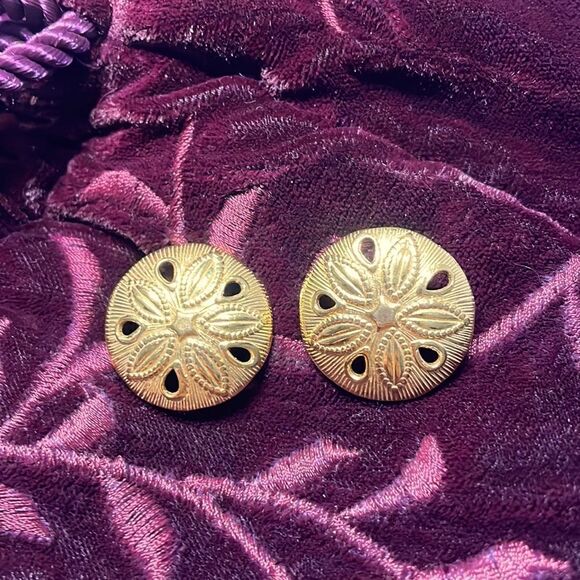 Vintage round clip on medallion earrings in gold tone about 1 inch diameter - Picture 2 of 6